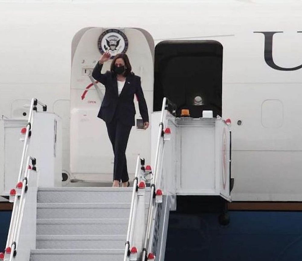US Vice-President Kamala Harris stepping out of Air Force Two at Paya Lebar Air Base on Aug 22, 2021. (Photo: Lianhe Zaobao)