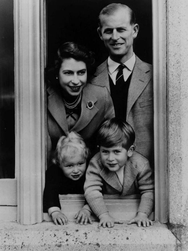 Queen Elizabeth with Prince Philip and their children, Princess Anne and Prince Charles in Scotland in September 1952.
Photo :Lisa Sheridan/Studio Lisa/Getty Images