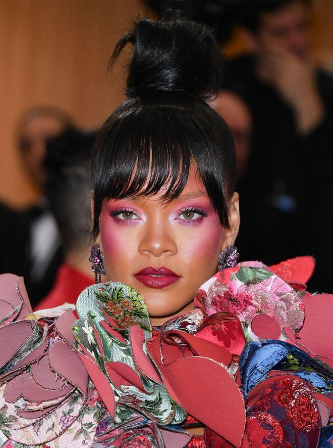 Riri swaps the usual bronze tone highlighter with an adventurous fuschia-metallic hue, bringing attention to her eyes (Photo: Getty)