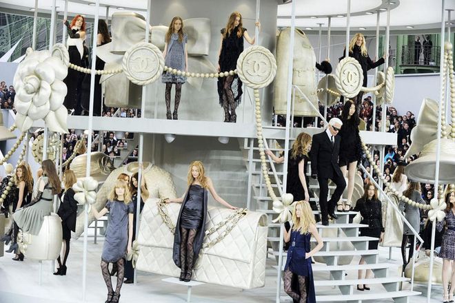 Chanel is never short on charm, pearls or brilliant design. This Paris Fashion Week set is a reminder of the appeal of monochromatic spaces — which, of course, are accented here by the brand's chic, dark-hued apparel. Envision just how sexy your bedroom would look with midnight blue walls and a large pearl-beaded chandelier.