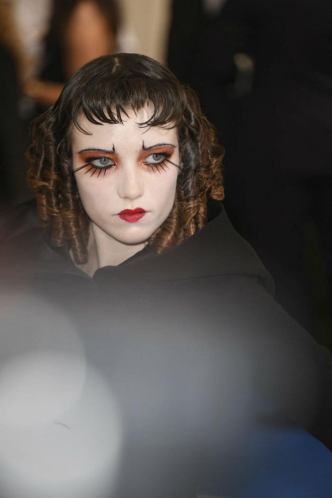 Edgy and avant-garde, Hartzel stepped on the red carpet with a kabuki-white base, and had her lips stained in cherry red. She completed this geisha-inspired look with her eyes framed with dramatic lines and bronze shadow (Photo: Getty)