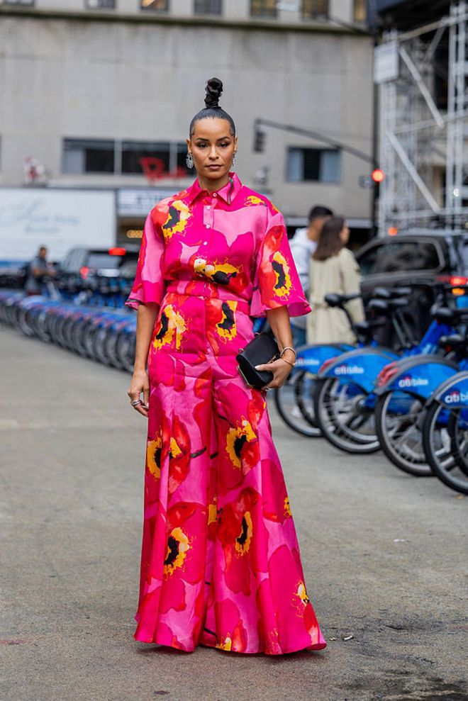 NEW YORK, NEW YORK - SEPTEMBER 13: Sai de Silva wearing a matching pink blouse and pants with sunflower patterns. (Photo by Christian Vierig/Getty Images)