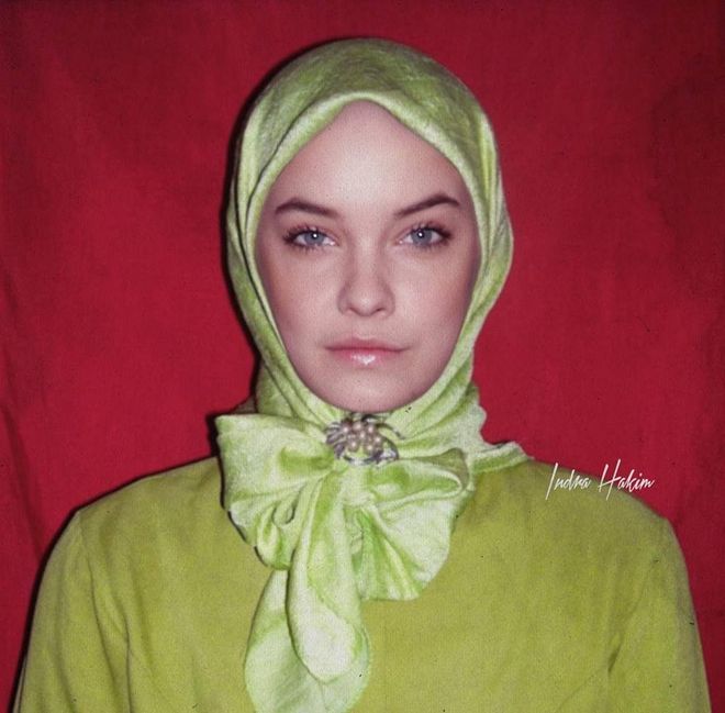 We're all for that green hijab! It makes Barbara Palvin's eyes pop. 