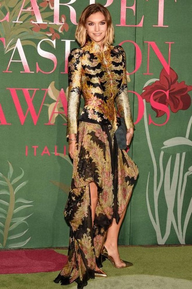Arizona Muse wore a patterned dress with asymmetric hem.

Photo: Getty Images
