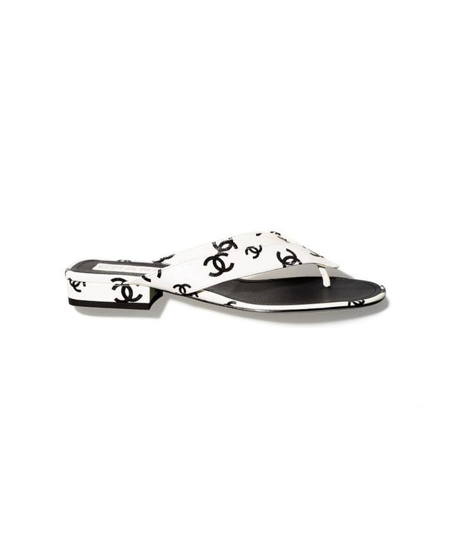 White and black sandals in printed leather (Photo: Chanel)