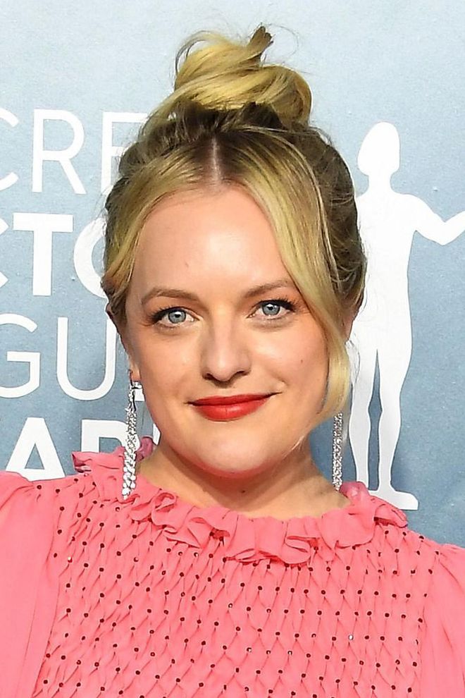 Make-up artist Daniel Martin paired a coral blush on Elisabeth Moss's eyes and cheeks with a bold red shade on her lips. Together with her pink Monique Lhuillier dress the palette oozed modern femininity. Her unstructured topknot also looked picture perfect.

Photo: Steve Granitz / Getty