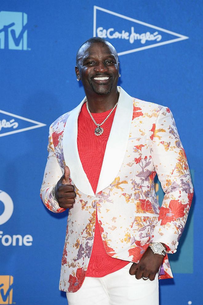 Akon wears a floral blazer with a red shirt.

Photo: Getty