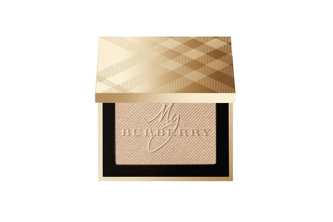 With finely-milled gold powder mixed into this delicately scented pressed powder compact, this blends seamlessly to enhance skin radiance for close-up ready skin. 