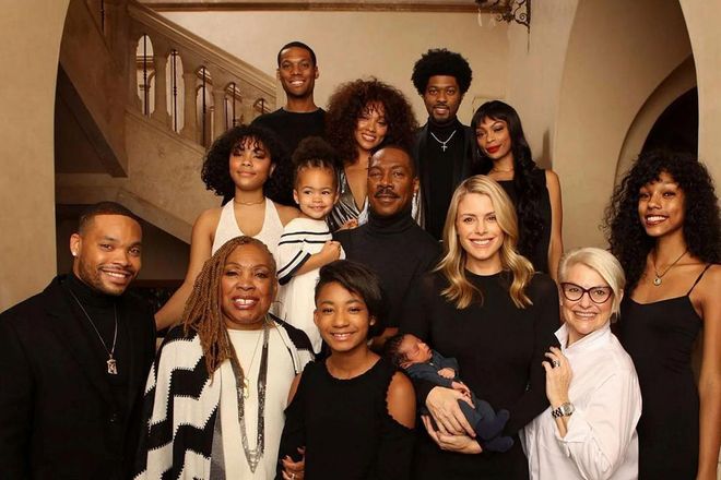 Eddie Murphy in a 2018 family photo with his 10 children, his mother, fiancee Paige Butcher and her mother. (Photo: Bria Murphy/Instagram) 