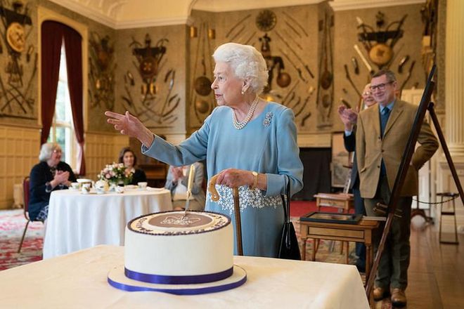 Queen Elizabeth after cutting her cake. (Photo: Joe Giddens/Getty Images)
