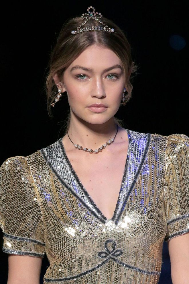 Washes of bronze hues, and highlighter around the eyes and along the cheekbones provided a soft, pretty look at Tommy Hilfiger, with no nod to the usual sporty, minimalist beauty. Photo: Getty