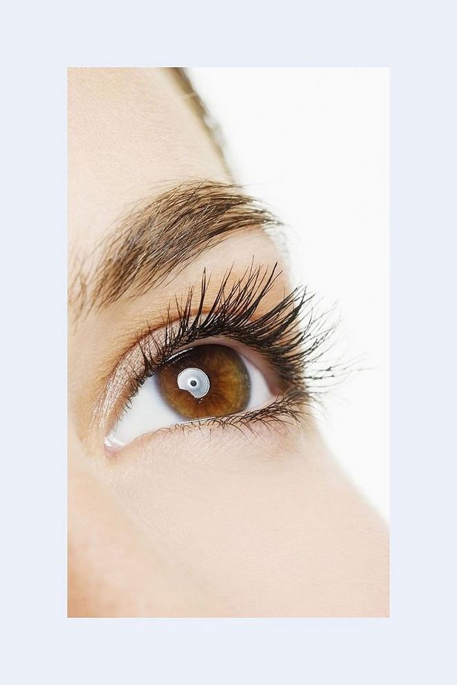 “Use a volumizing mascara first to create massive volume on both top and bottom lashes. Then apply a lengthening mascara only to the outer corners to create a flirtatious curl that lifts the eye diagonally.”— Orlando Santiago, national artistry executive for Guerlain. Photo: Getty