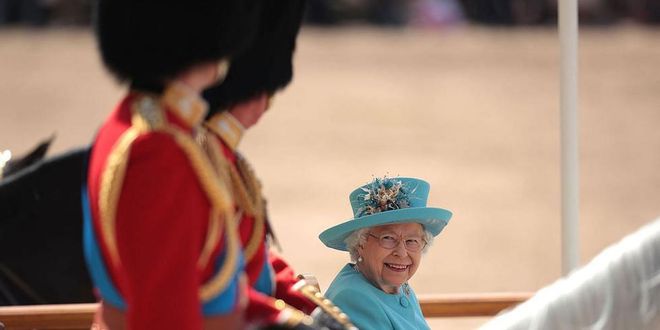 Queen Elizabeth smiles at Prince William as he marches during Trooping the Colour ceremony. Photo: Getty