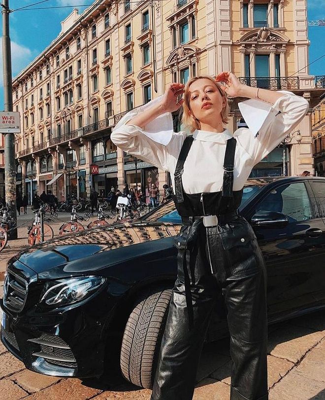 Instagram's favourite "It" girl Caroline Vreeland knows how to work her body. Given that wine and pasta are the key to maintaining her phenomenal physique, she does the unthinkable: wearing a pair of ultra high-waisted pants with a high neckline top. Despite both items being "no-nos", it's a surprisingly winning combo that can knock all of your friends' #ootd game out of the park.

Photo: Instagram