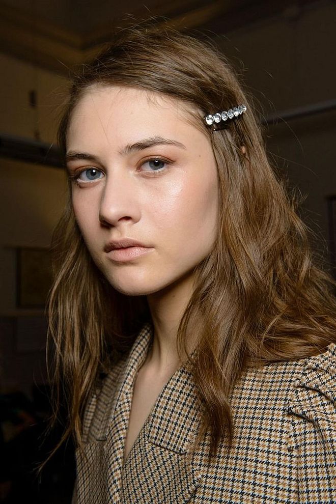 The look at N 21—a sparkly pin secured along the hairline—gave off major Margot Tenenbaum vibes.