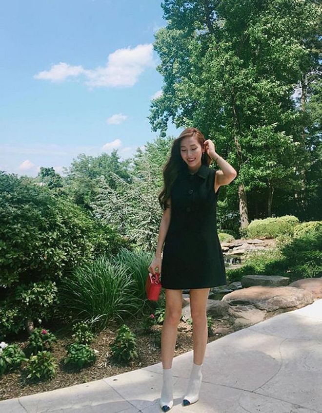 At a trip in Washington D.C., Jessica dons an office-appropriate black shift dress with a teeny tiny red bag and pointy sock boots. 
Photo: Instagram