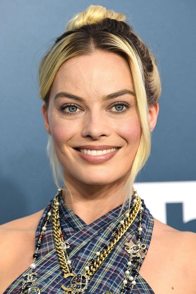Inspired by "putty and clay", make-up artist Pati Dubroff gave Margot Robbie this palette of muted neutrals using Chanel Beauty. Her hair, by stylist Bryce Scarlett, was crafted into an undone up-do with two face-framing tendrils.

Photo: Steve Granitz / Getty
