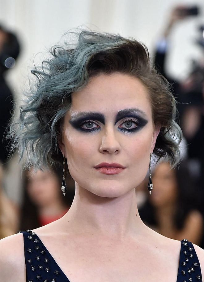 The cascading curls that was styled for Evan Rachel Wood had a tinge of blue, bringing an image of the ebb and flow of the ocean to mind (Photo: Getty)