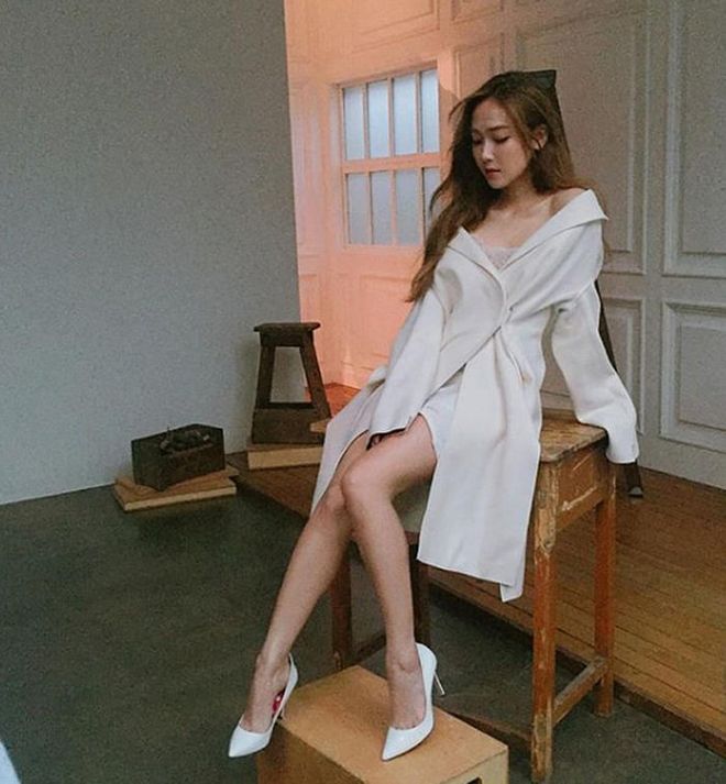 Turning up the heat in a loosely draped oversized shirt dress, Jessica puts a prim feminine touch with a pair of white pointy toe stilettos. 
Photo: Instagram
