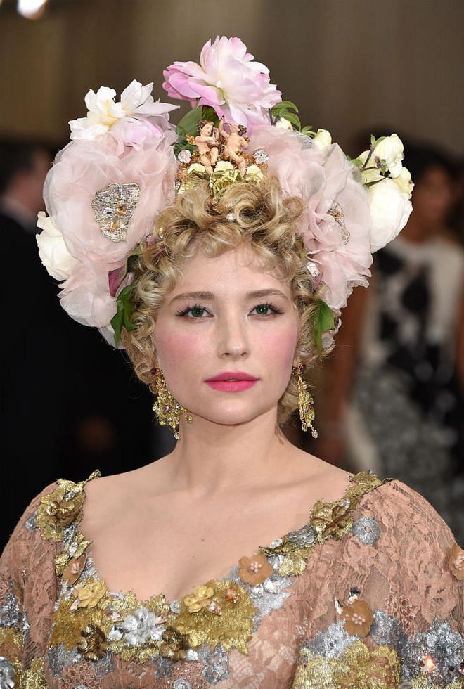 If Marie Antoinette had floral love affair, Haley Bennett sure nailed the look. She matched the gorgeous floral head piece with an ultra-feminine look with rosy cheeks and flushed lips. The look was completed with her top lash line curled for dramatic effect (Photo: Getty)