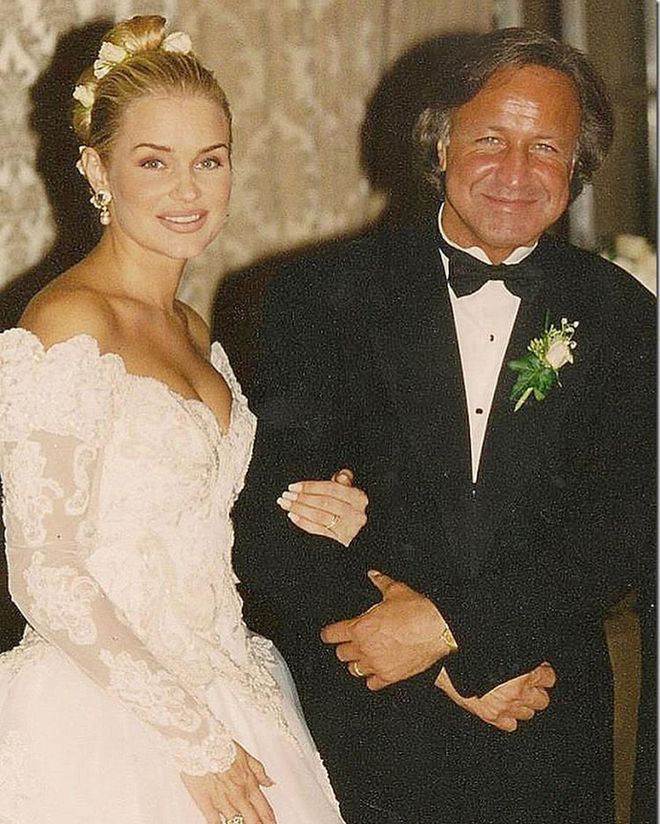 Happy Fathers Day baba? I love you more than words can say! I wish I could squeeze you right now!!!! You have the biggest, most generous heart in the world! You are the smartest man I know! I miss you all the time. I love you @mohamedhadid ❤️❤️❤️❤️❤️
Photo: Instagram

