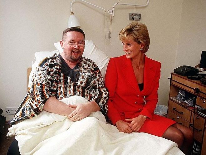 A visit to an HIV and AIDS center in London, 1996. Photo: Getty 