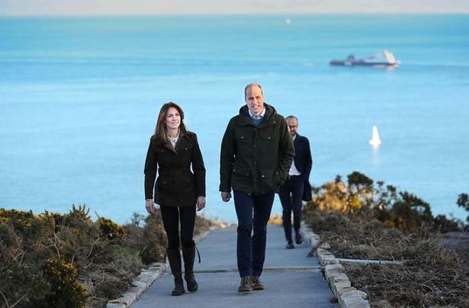 William and Kate walk the cliff walk at Howth, with the Irish Sea as a blue backdrop.

Photo: Getty