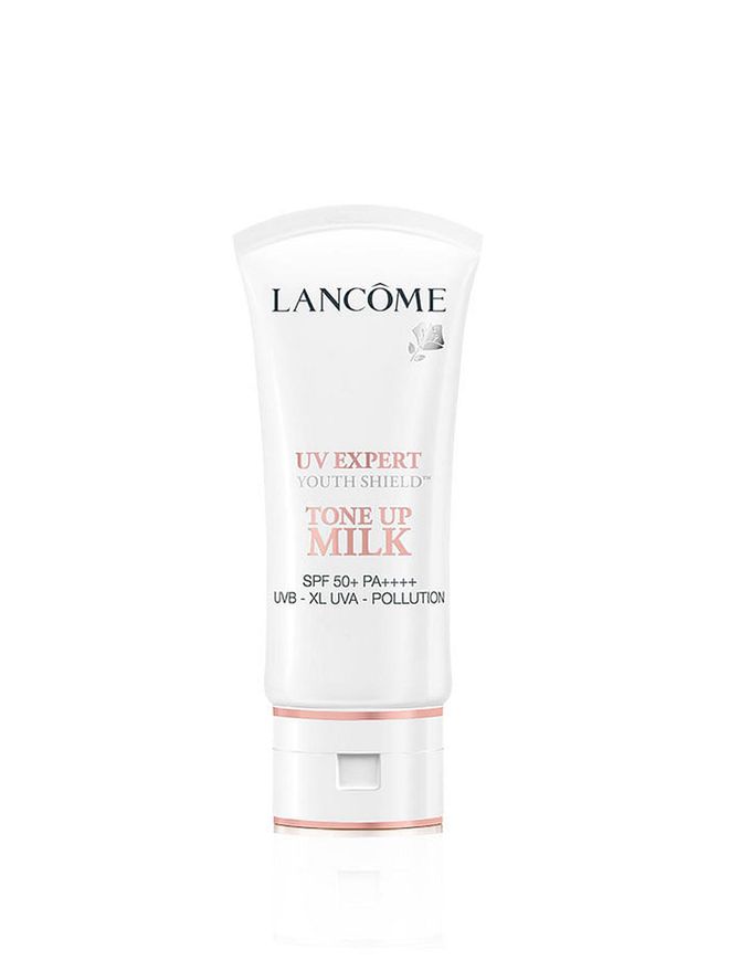 A new addition to Lancôme's UV Expert range, this tone up milk is inspired by Korean trends. It imparts the skin with a glow and smooths texture, whilst protecting your skin from the sun. The Tone Up Milk also protects skin from smoke & PM2.5 particles, so it's an easy all-in-one. 