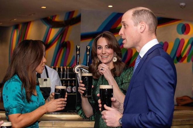 The duke and duchess enjoy a drink at the Guinness Storehouse.

Photo: Getty