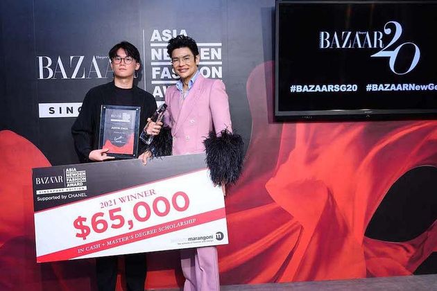 Justin Chua, winner of Harper’s BAZAAR Asia NewGen Fashion Award 2021 with Editor-In-Chief Kenneth Goh (Photo: Timothy Yap)