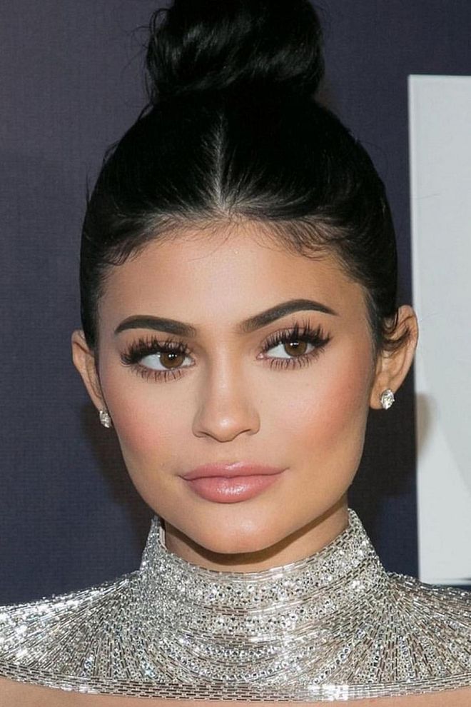 A more natural look for the makeup mogul, Jenner embraced pink lips and cheeks and lots of lashes at E!'s after party. 