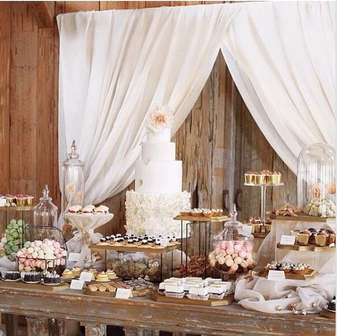 If Blake Lively and Ryan Reynold's elegant vanilla-and-sour-cream wedding cake with peach-apricot preserves and Earl Grey-milk chocolate buttercream wasn't enough, they also offered a pretty rad dessert buffet at their wedding. Photo: Instagram