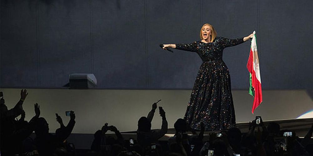 WATCH ADELE'S TOTALLY APPROPRIATE REACTION TO A BAT FLYING INTO HER CONCERT