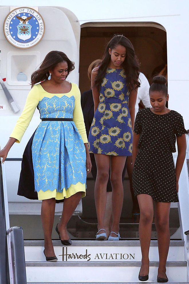 Malia Obama wears a printed Alice & Olivia dress while arriving in London with First Lady Michelle Obama and Sasha for their European tour. Photo: Getty