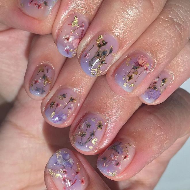 Another way to incorporate flowers on your wedding day. Photo: @rosebnails