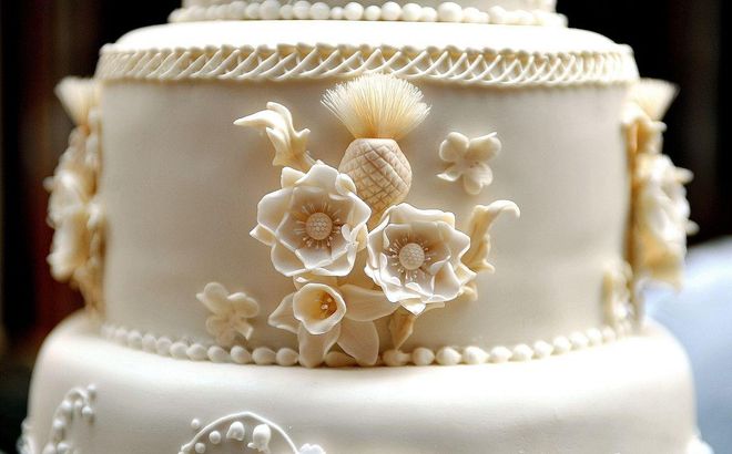 Would you LOOK at the details on Prince William and Kate Middleton's wedding cake. ?