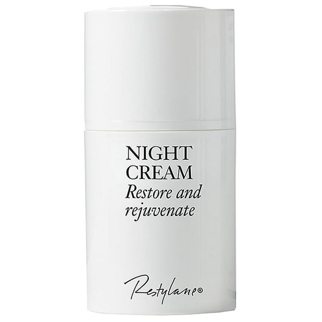 This lightweight moisturiser rebuilds skin’s barrier function overnight so that you wake up to glowing skin. 