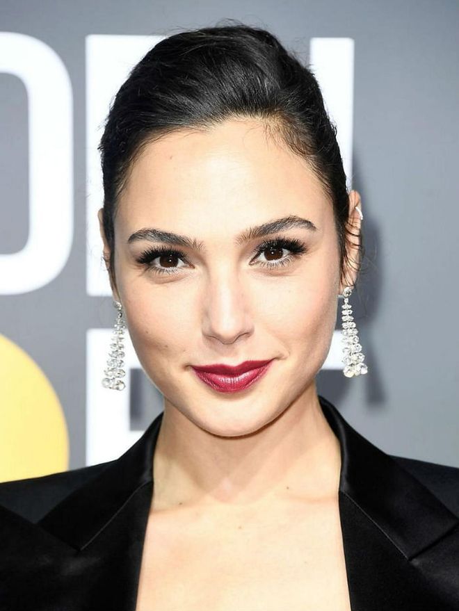 Gal Gadot's bruised red lipstick makes us want to run to Sephora to get one too.