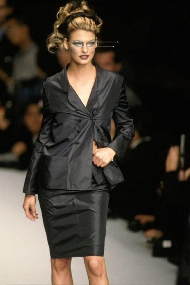 Karl Lagerfeld RTW Autumn/Winter 1995 fashion show. Photo: Getty 
