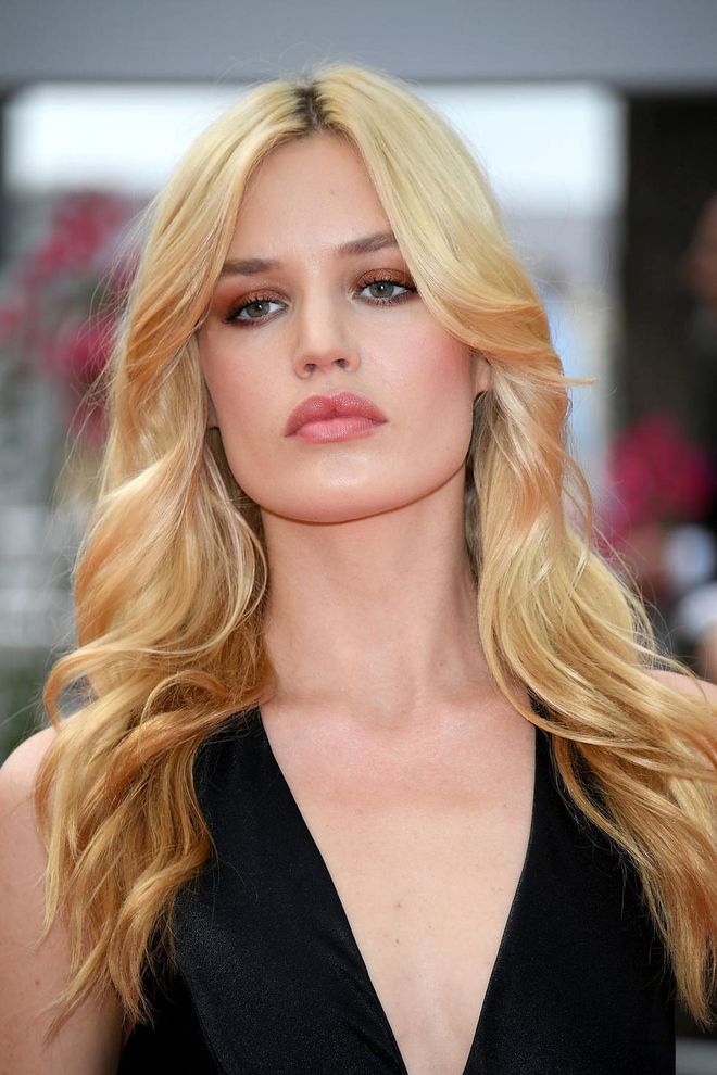 Think of this look on Georgia May Jagger as the granddaughter of Farrah Fawcett's iconic swoop. Unlike your typical beachy waves, the trick here is curl each section away from the face to really emphasize some structure.
Photo: Getty