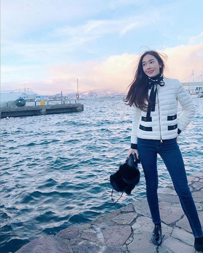 On a trip to Hokkaido, Jung wore a Moncler coat with Blanc and Eclare jeans while clutching a fur hat. Fun fact: Jung's mum was her IG photographer during the entire trip. 
Photo: Instagram