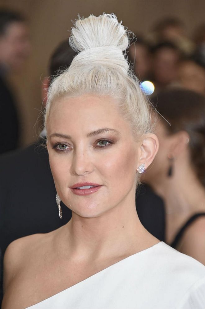 This almost white textured top knot aroused multiple questions, but whatever it is, it sure was an interesting look for Kate Hudson (Photo: Getty)
