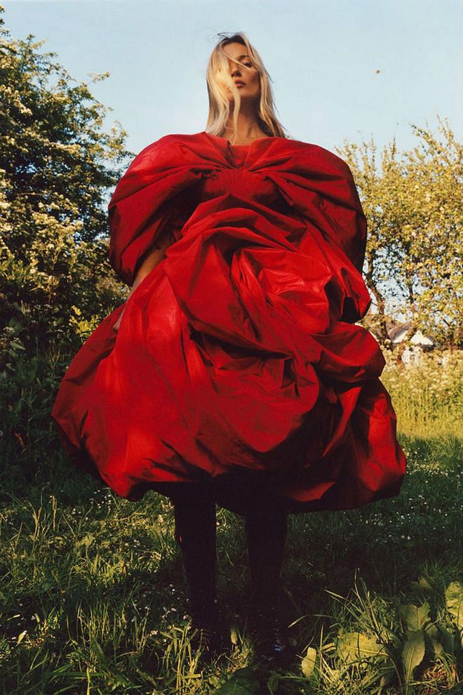 Model: Kate Moss

Photographer: Jamie Hawkesworth