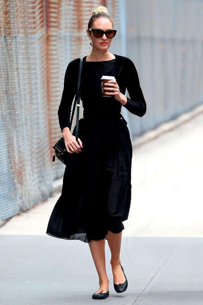 Candice Swanepoel's ensemble is all the more classic because it is in black. 

Photo: Getty 