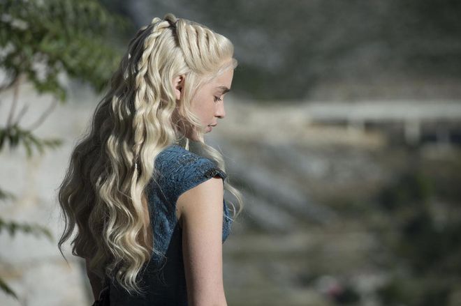 Khaleesi leads the army of Unsullied with her platinum hair in pretty, pulled-back twists