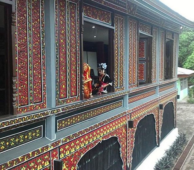 As one of the old Dutch harbour towns, Padang has a lot to offer. You can go to the Adityawarman Museum to learn more about the city's indigenous Minang culture or go to the Air Manis Beach to admire some rock sculptures. 
Photo: Instagram