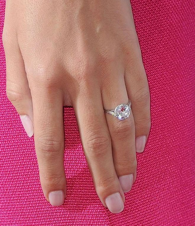 Jason Statham spent $350,000 (£270,291) on a 5-carat ring for longtime girlfriend Rosie Huntington-Whiteley.
