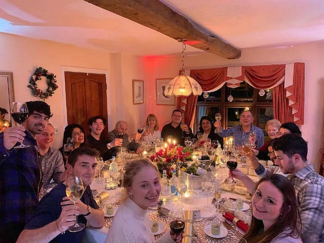 "From our family to yours. Merry Christmas 🎄❤️🎉"

Photo: Instagram