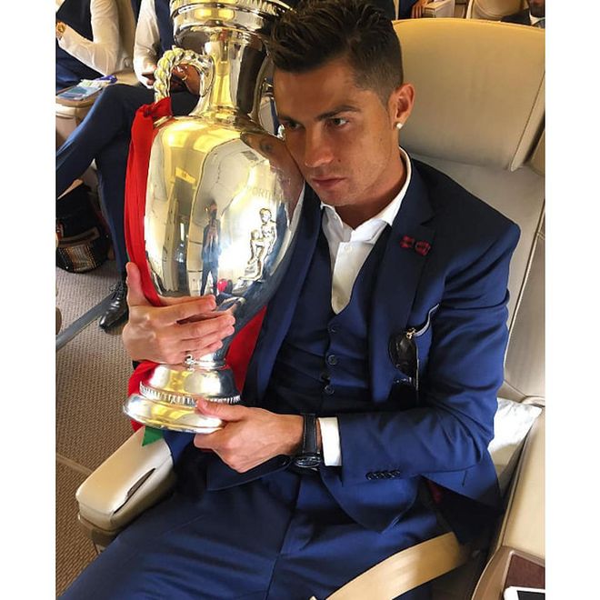 Trophy + tailored suit = Cristiano for the win. Though his stare suggests he's got some evil plot going to dethrone Selena next year.