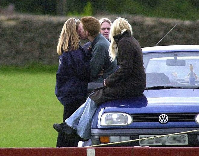 No bigs, it's just Harry and some unidentified female friends chilling on an old VW in 2001, partaking in a casual make out session, as ya do. Honestly, we have no idea what is happening here, but all of it is amazing and can we PLEASE discuss the side-eye that girl in the background is throwing.